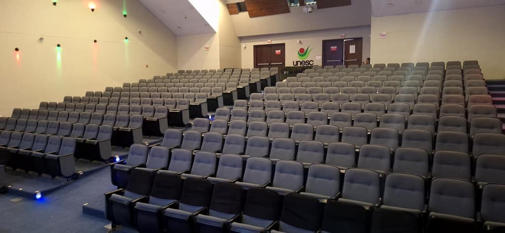 auditorio-ruy-hulse-unesc-modernizacao-painel-led - Brisen™ Engenharia