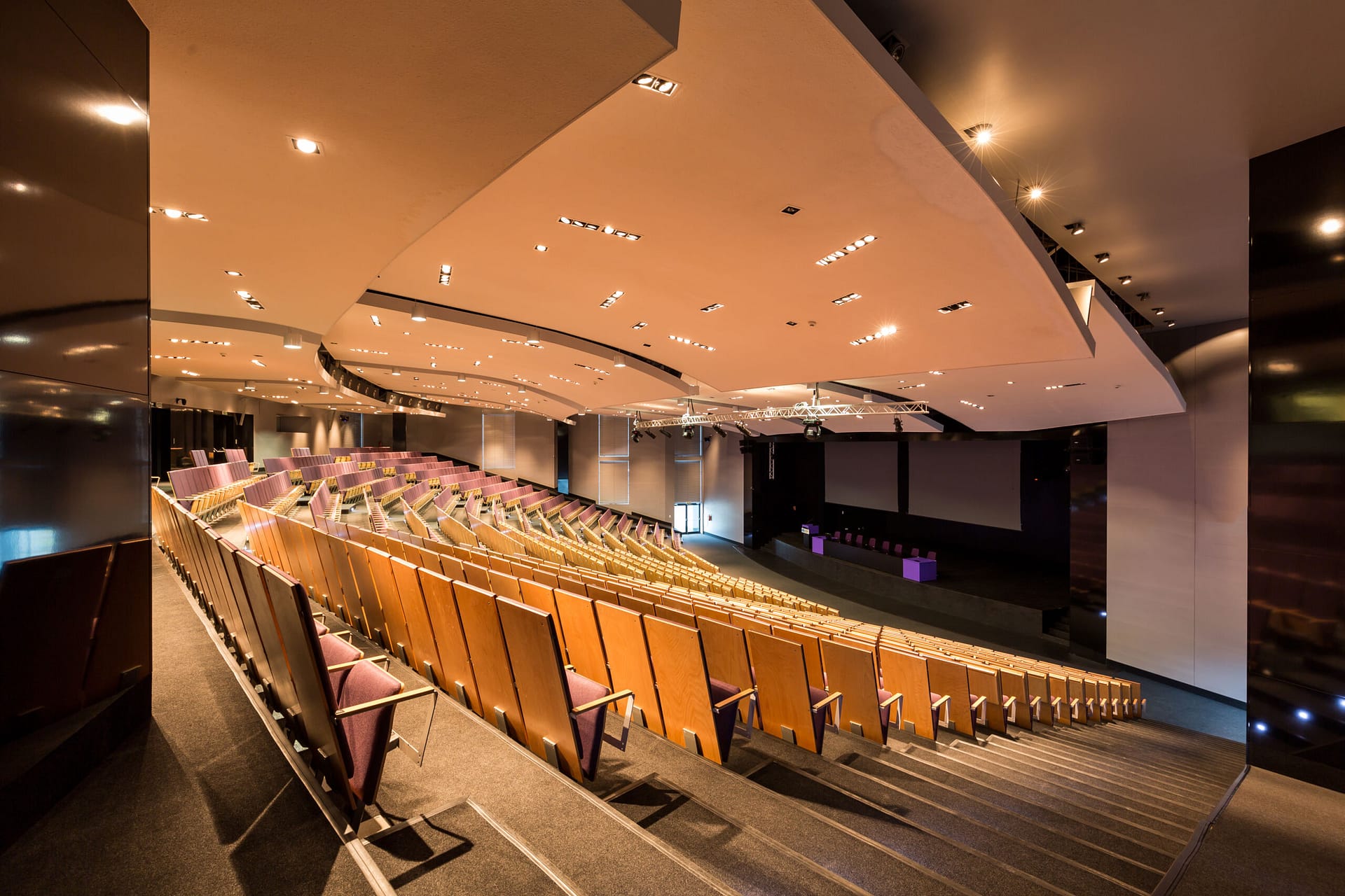 Spacious modern lecture theater - Brisen™ Engenharia